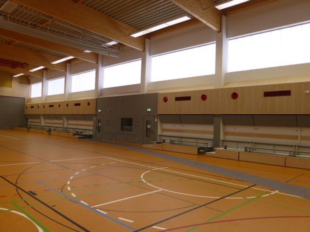 Hallenraum mit Deckenstrahlplatten