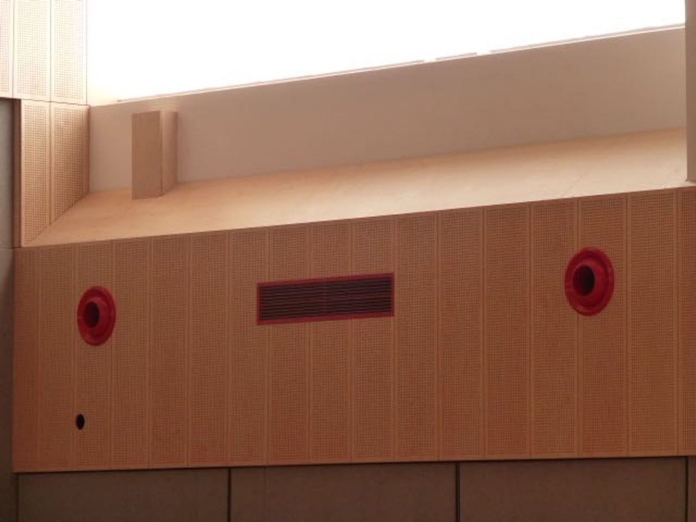 Weitwurfdüsen in der Hallenwand