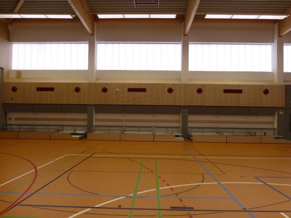 Hallenwand mit Lüftungsauslässen