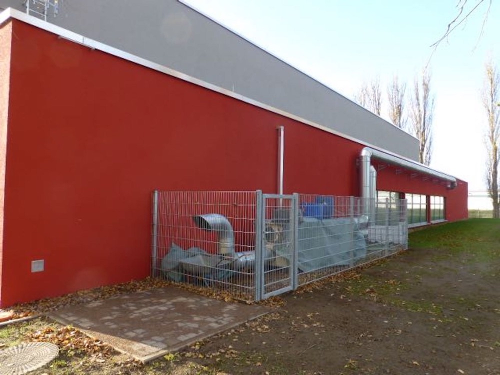 Lüftungskanäle an der Hallenrückseite